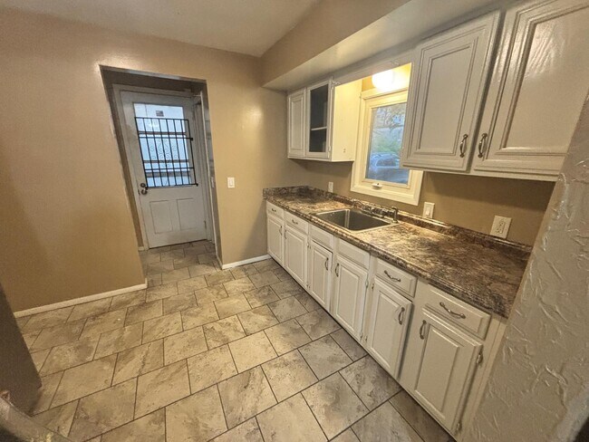 Foto del edificio - 8610 Jeffries Ave