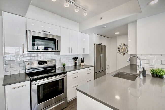 Building Photo - 910 Beach Ave