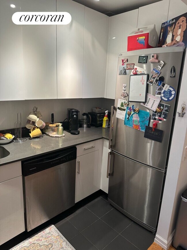 Building Photo - 201 E 69th St