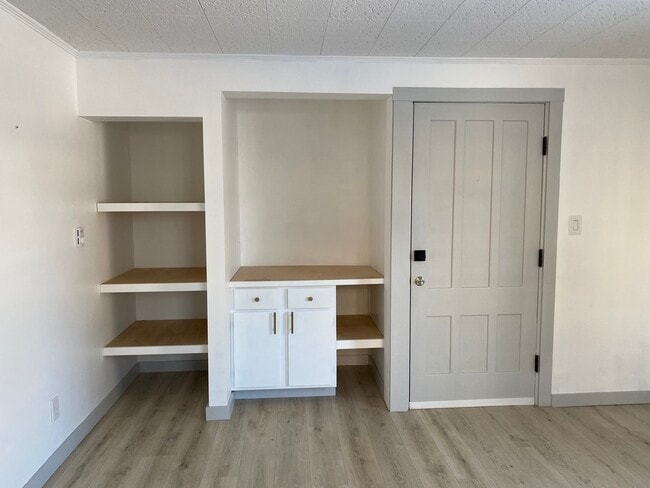 living storage/media area - 454 Kenwood Ave