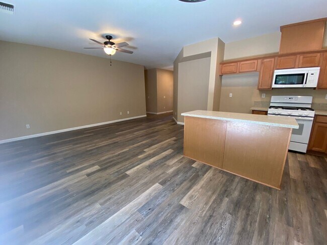 Foto del edificio - Charming 3 Bedroom 2 Bath Home in Elk Grov...