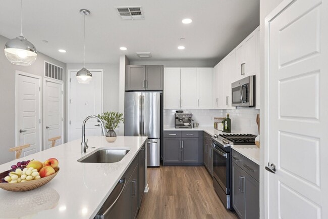 Interior Photo - Onyx North Central