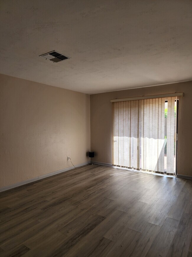 sliding door to patio - 13121 Burningtree Ave