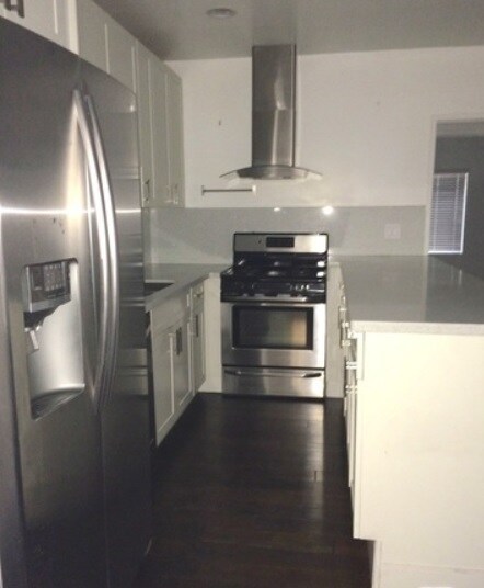 Building Photo - 212 S Lasky Dr