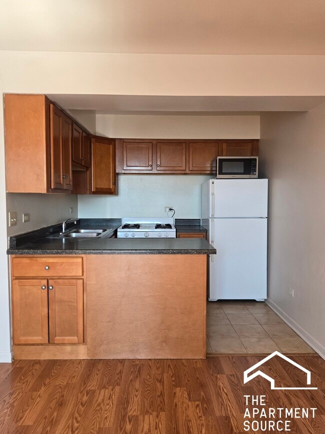Building Photo - 722 W Diversey Pkwy