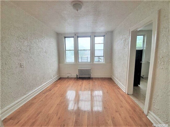 Foto del edificio - 218-28 Hempstead Ave