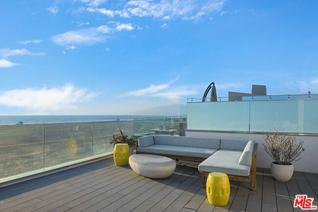 Foto del edificio - 1347 Palisades Beach Rd