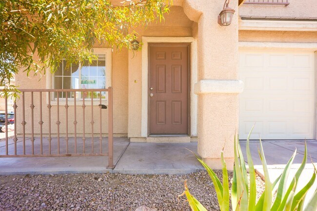 Foto del edificio - Well-Maintained 3 Bed, 2.5 Bath Home with Garage & Private Backyard