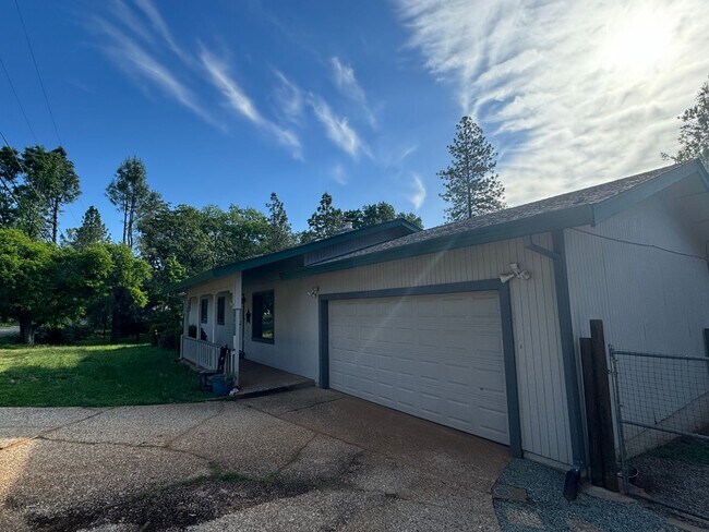 Foto del edificio - Alta sierra with large level lot