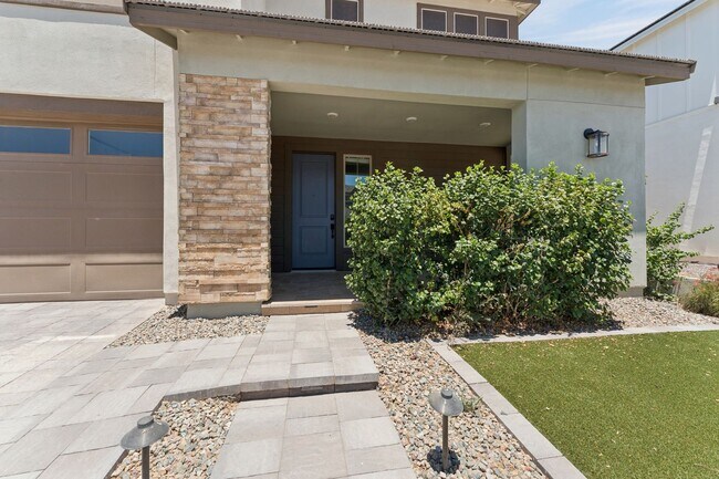 Foto del edificio - Luxury Waterston North Home with Private Generation Suite and Resort-Style Living