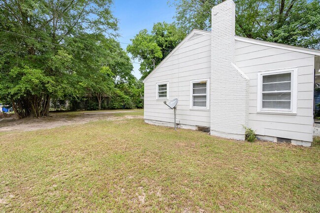 Building Photo - 223 W Cir Ct.
