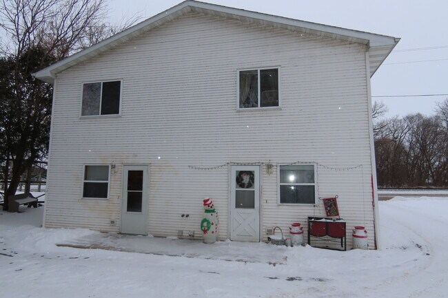 La vista trasera de la casa adosada - 2025 S Main St