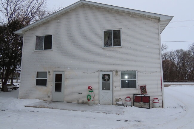 the back view of the town house - 2025 S Main St