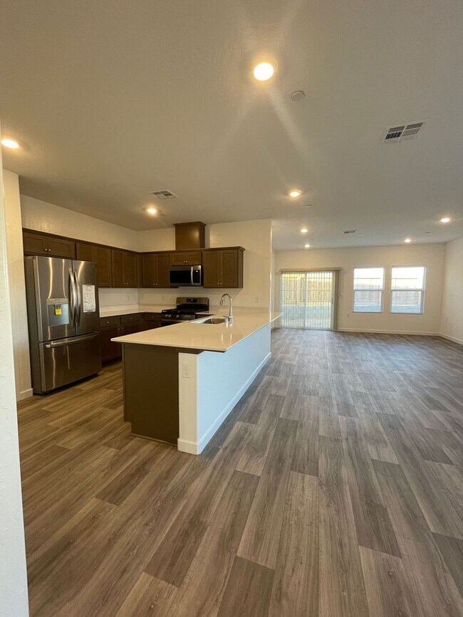 Building Photo - Modern Luxury Living in Madera!