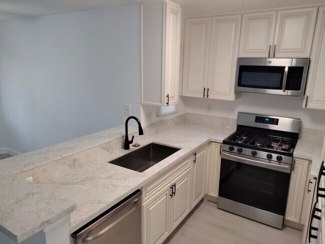 Kitchen - 13100 Bromont Ave