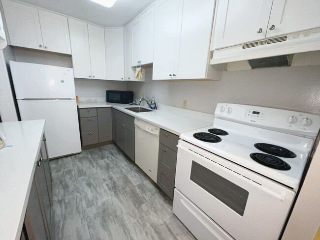 Building Photo - Resort like living in the prime location of San Mateo