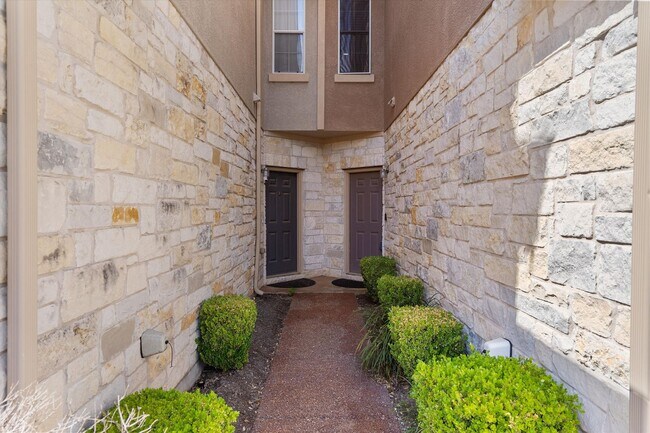 Foto del edificio - Lovely 2 Bedroom, 2.5 Bath Townhome w/ 2-Car Garage in Cedar Park!