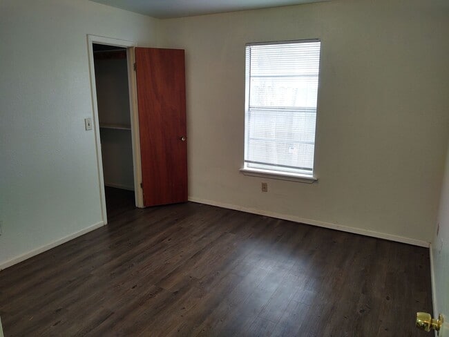 Building Photo - 622 Mill St