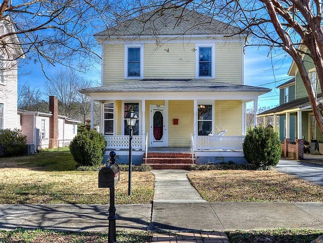 Foto principal - 3 Bedrooms, 2 Bathrooms - Home close to Do...