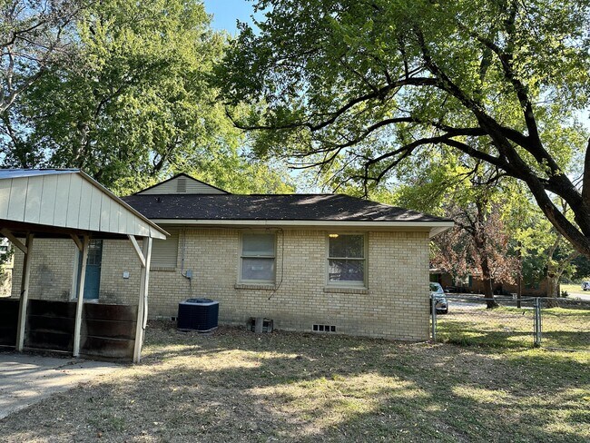 Building Photo - 835 Fisher St