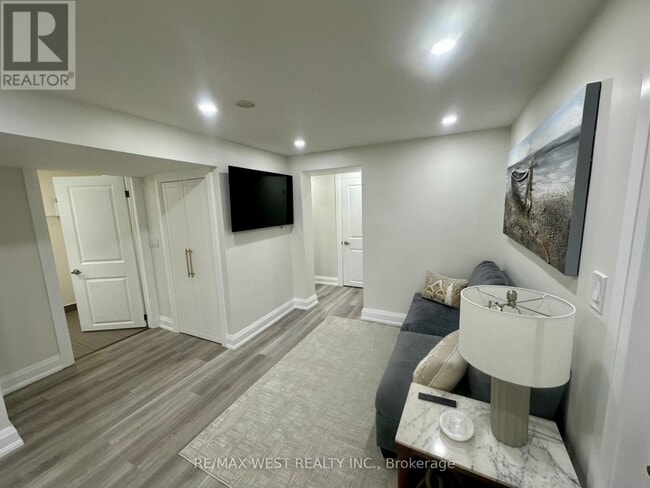 Building Photo - 544 Rustic Rd