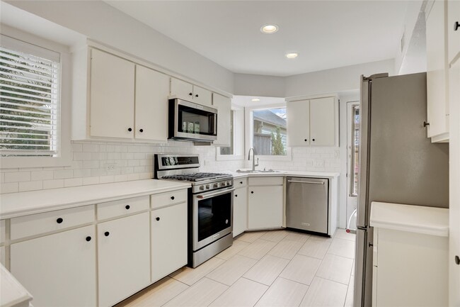 Building Photo - 2412 Nottingham St