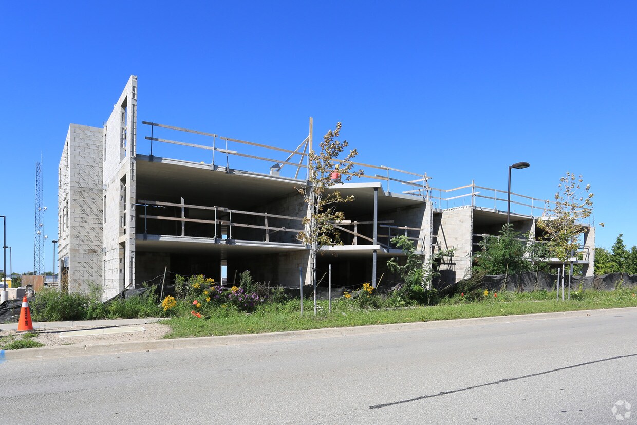 Primary Photo - Royal Parkside Plaza