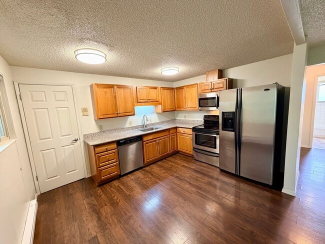 Updated Top Floor 2-Bed with Washer/Dryer,... - Updated Top Floor 2-Bed with Washer/Dryer,... Apartment