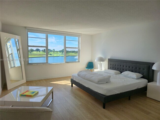 Foto del edificio - 9250 W Bay Harbor Dr