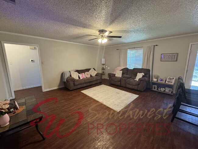 Foto del edificio - Well-Maintained 3 Bed Brick Home | 2-Car Garage + Fenced Yard