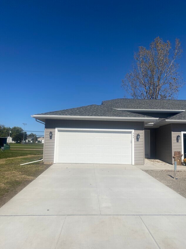 Primary Photo - 745 E Ontario Ct