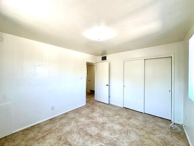 Building Photo - 1/2 Off First Full Month's Rent! Open Layo...
