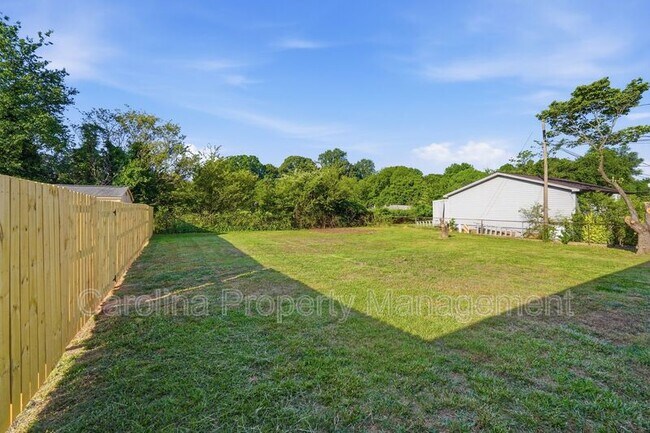 Foto del edificio - 1019 Carmel Dr