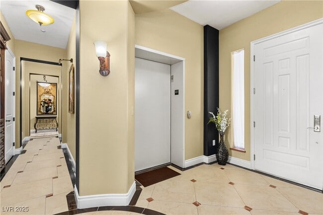 Building Photo - 9145 Tesoras Dr