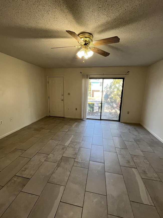 Building Photo - 165 Scottwood Dr SE