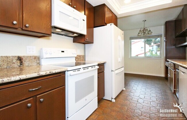 Building Photo - 3Bdm Top Floor Condo With Golf Course Views