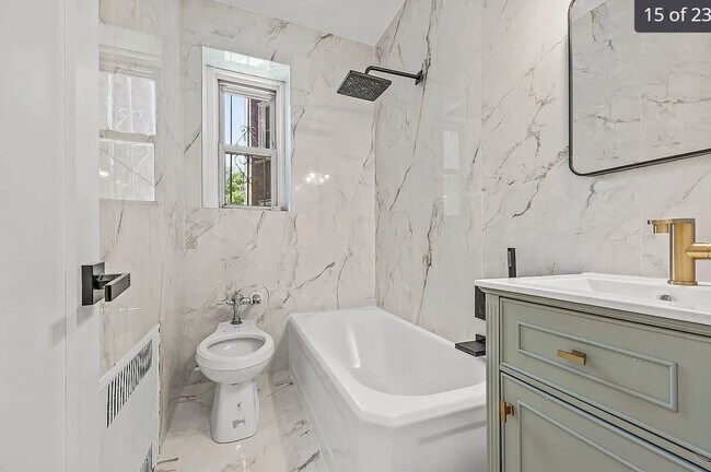 Foto del edificio - 124-16 84th Rd