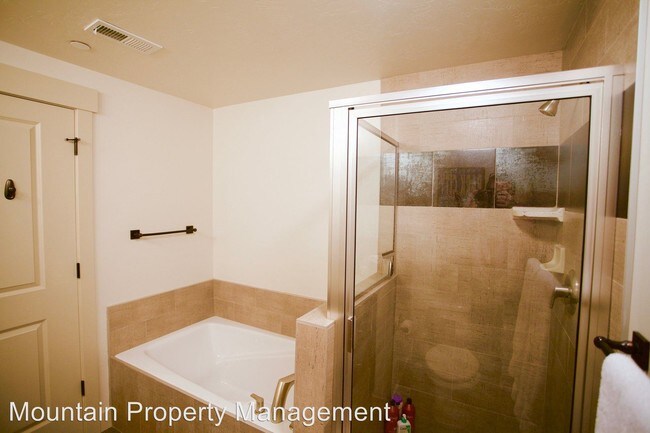 Building Photo - 3 br, 2 bath House - 5461 N. Luge Lane #2203