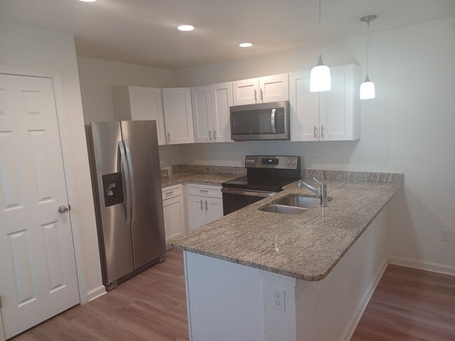 Building Photo - NIce 3 BR 2.5 BA 2 Story Home in Lake Shor...