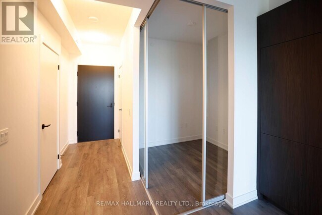 Photo du bâtiment - 117-3117 Broadway Ave
