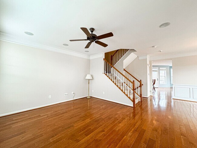 Foto del edificio - Stunning 3 Bed 2/2 Bath End-Unit Townhome In Desired Stone Ridge South