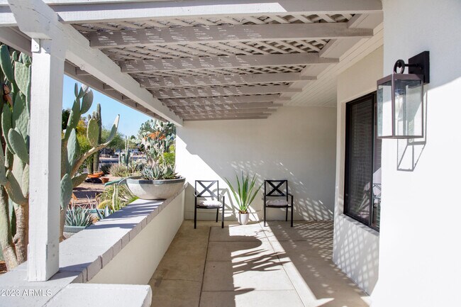Foto del edificio - 6302 E Winchcomb Dr