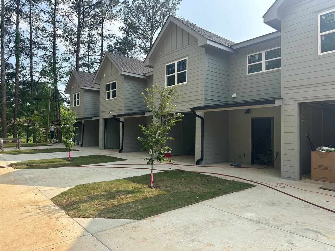 Building Photo - 43 Sanders Rd