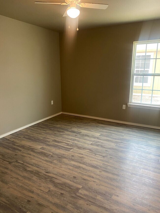 Foto del edificio - 3 bed 2 bath 1 Car Garage