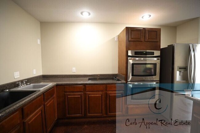 Foto del edificio - Internet included!! Spacious 1 bed /1 full bath apt - includes washer/dryer