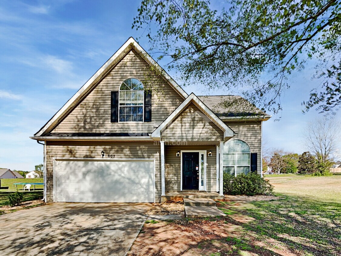 Foto principal - 602 Thrasher Ct