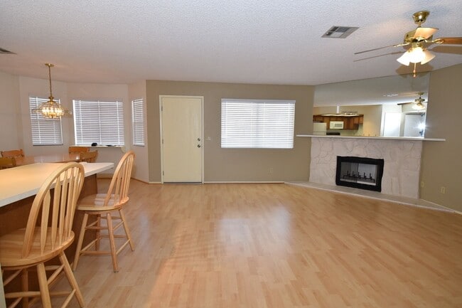 Foto del edificio - Cozy 2-Bedroom Condo at The Lakes – 2nd Fl...