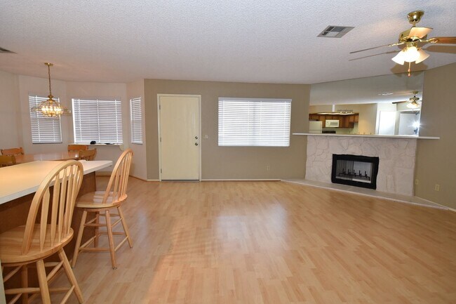 Foto del edificio - Cozy 2 Bedroom Condo on the 2nd Floor At T...