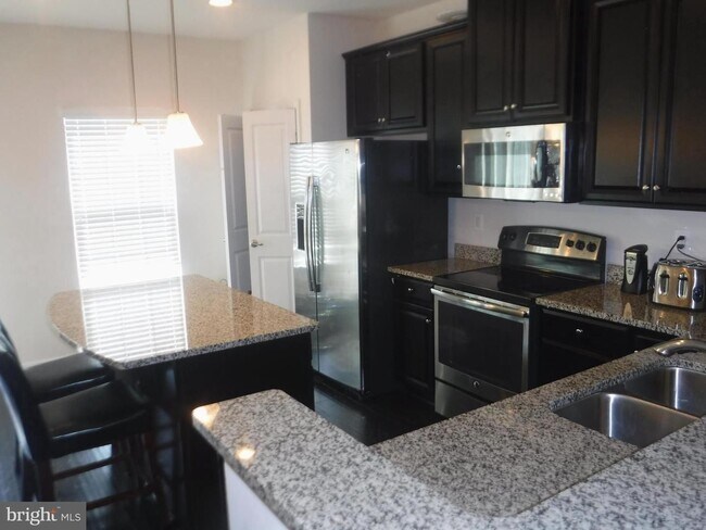 Foto del edificio - 3 story finished townhouse.  3/4 bedrooms ...