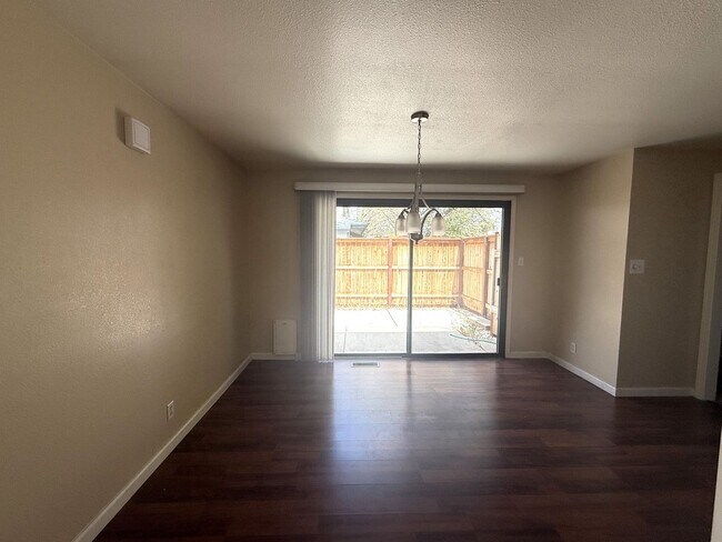 Foto del edificio - Adorable townhome in the desirable Woodside-Sparks community!